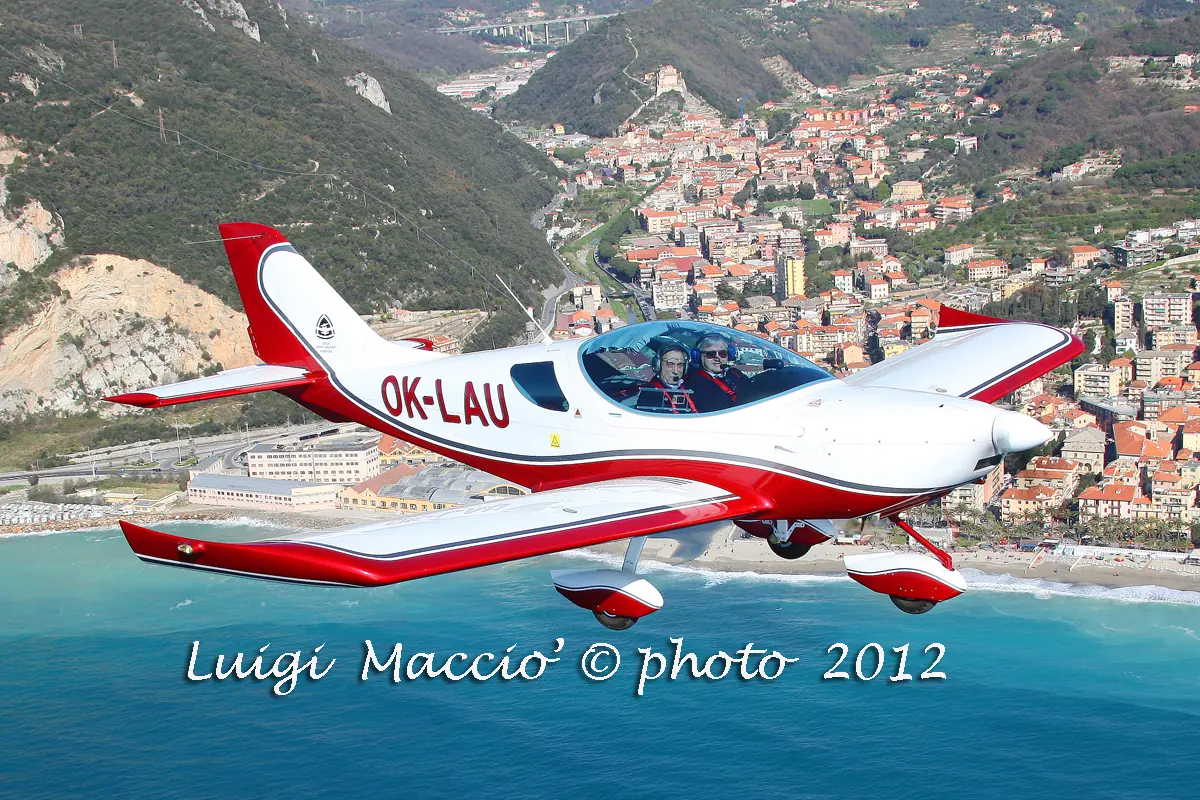 Velivolo CSA in volo sulla costa ligure, foto di Luigi Maccio'