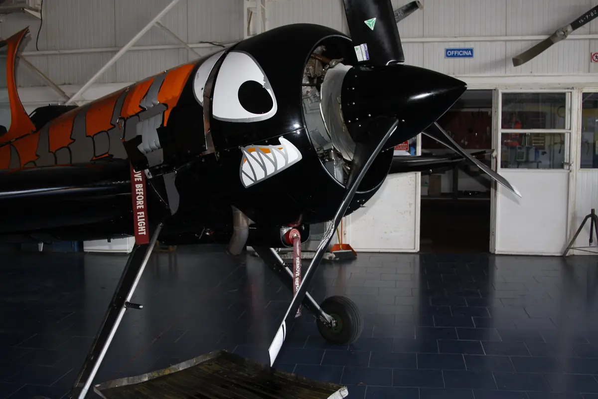 Velivolo acrobatico con motore radiale nell'hangar