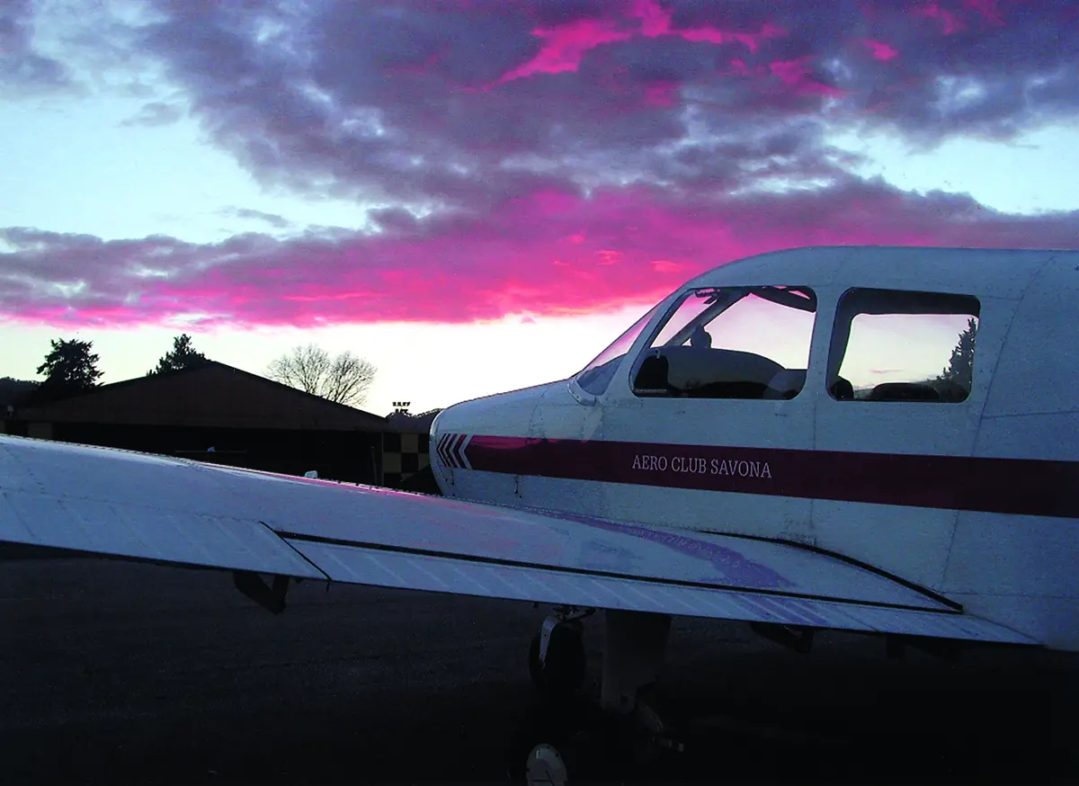 Piper PA-28 della scuola al tramonto