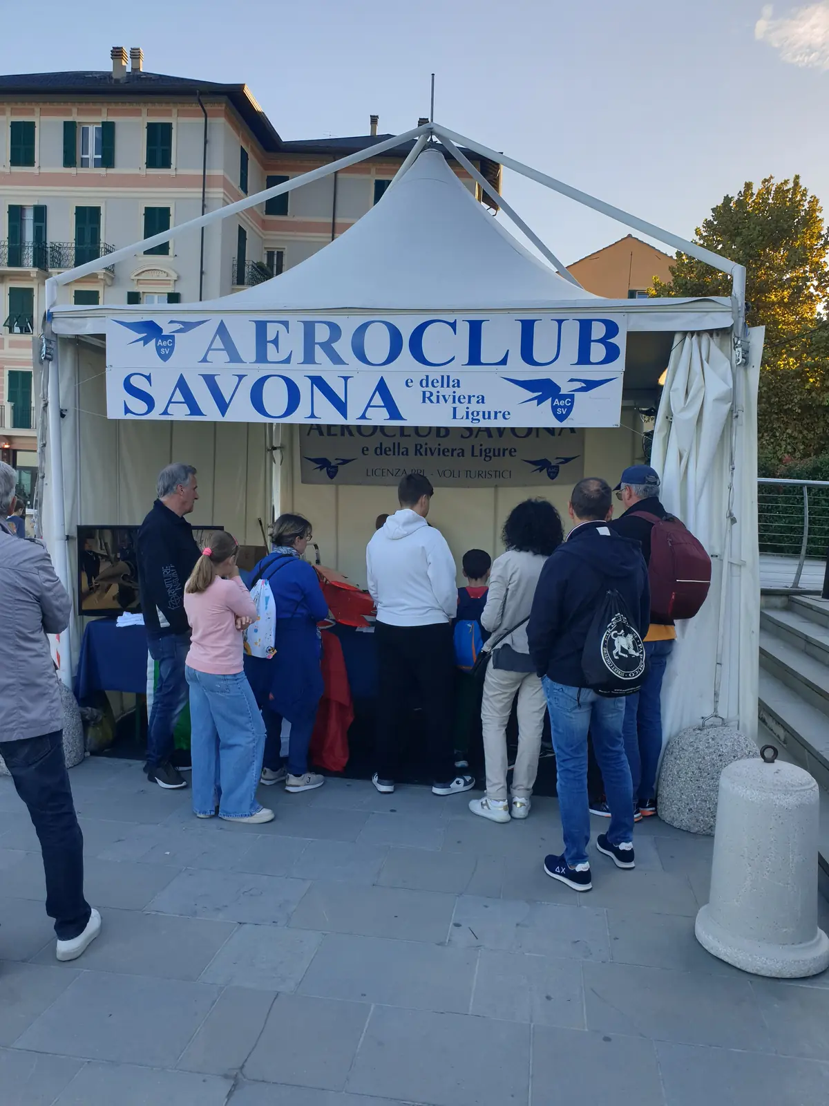 Lo stand dell'Aeroclub Savona a una manifestazione