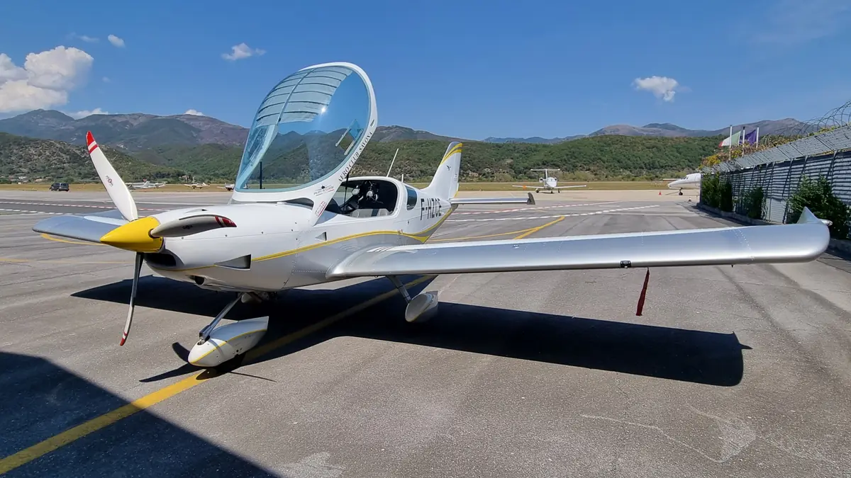 Velivolo CSA sul piazzale dell'aeroporto di Albenga